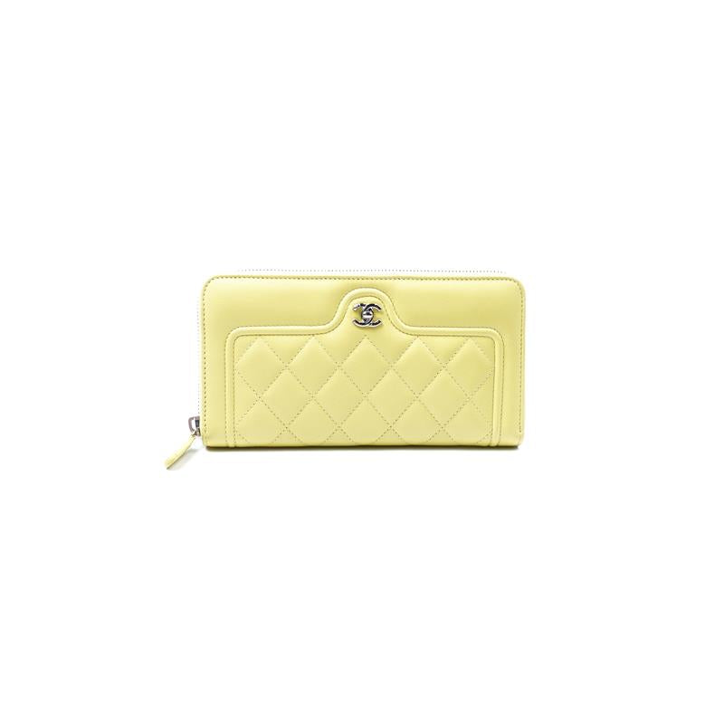 Pre-owned Chanel Light Yellow Calfskin Wallet
