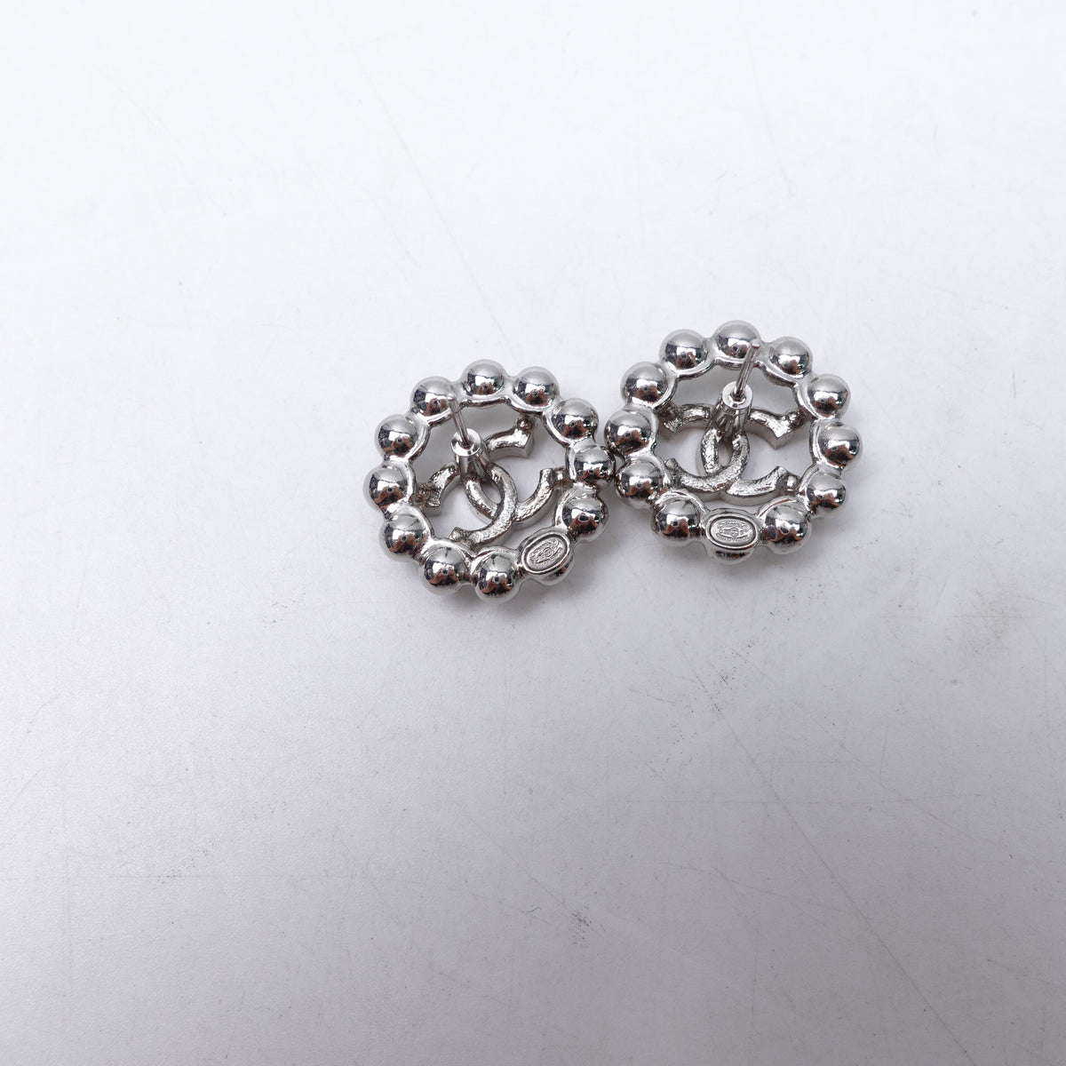 Pre-Owned Chanel Silver Metal Earrings T10422671