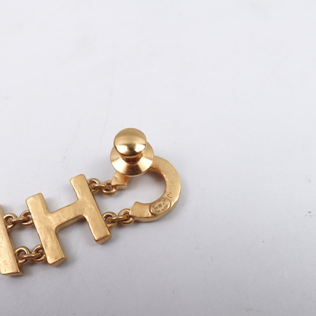 Pre-Owned Chanel Gold Metal Brooch T10427777
