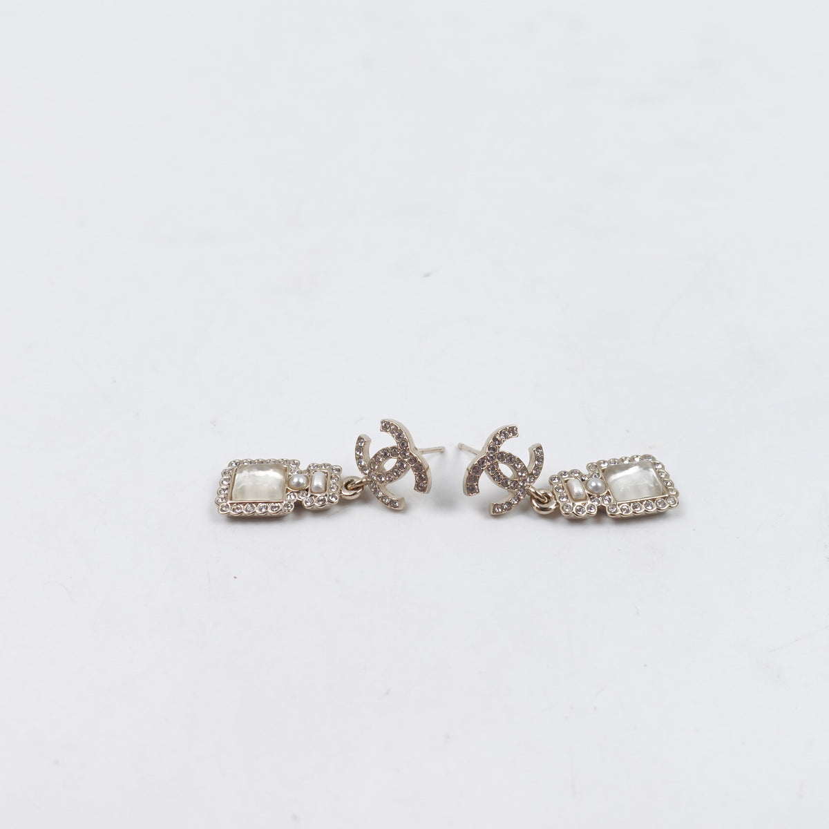 Pre-Owned Chanel White Diamond Earrings T10427788