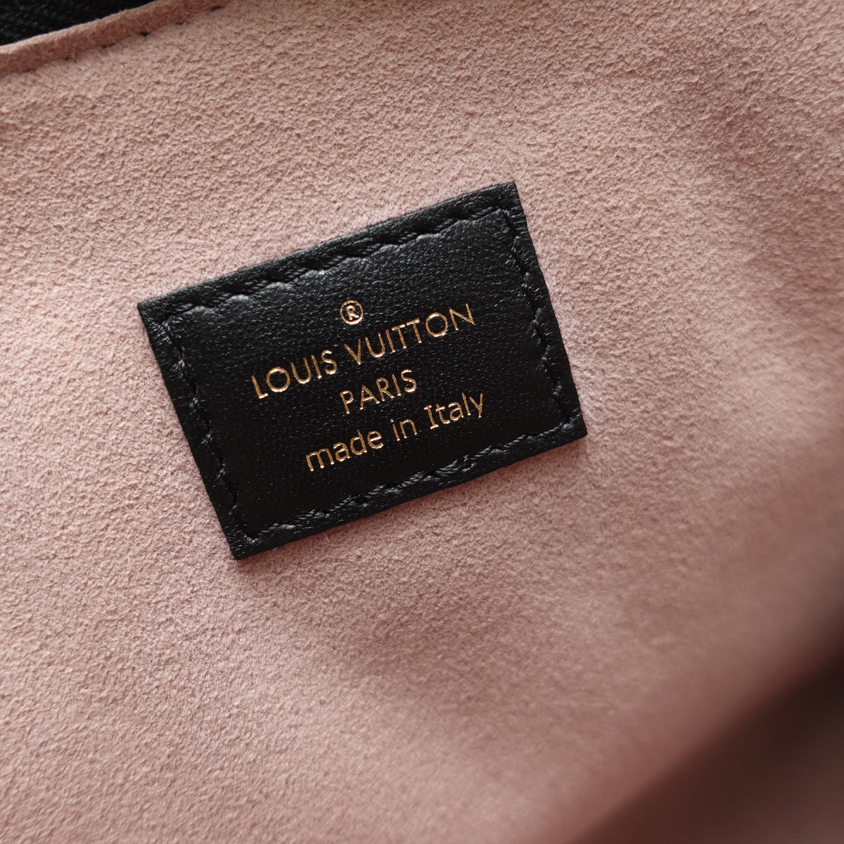 Pre-Owned Louis Vuitton Pochette Coussin Black Lambskin Leather Shoulder Bag T10442869