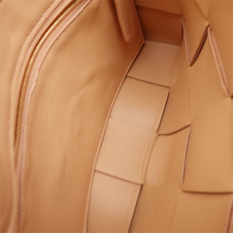 Pre-owned Bottega Veneta Maxi Intrecciato Cassette Beige Calfskin Shoulder Bag