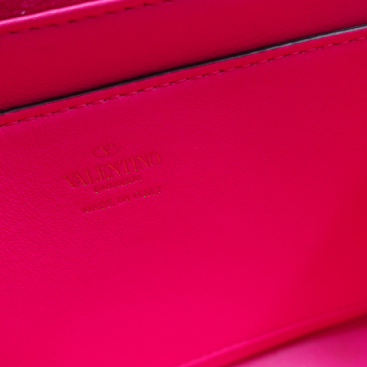 Pre-Owned Valentino One Stud Fuchsia Crystal Shoulder Bag T10400137