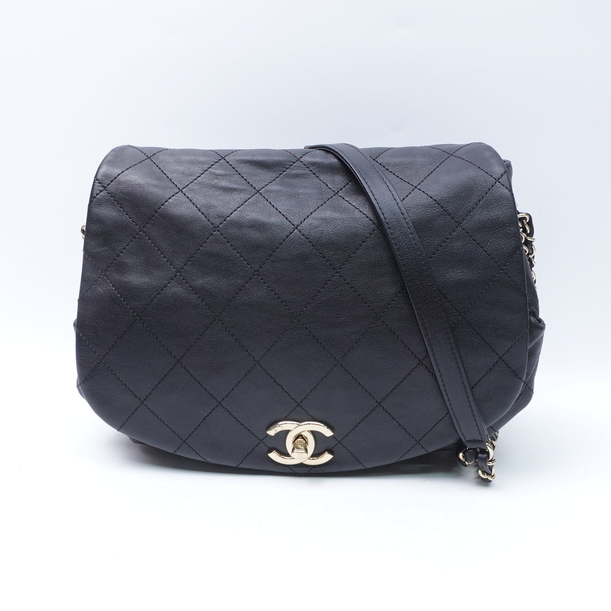 Pre-Owned Chanel Black Calfskin Leather Shoulder Bag T10424298