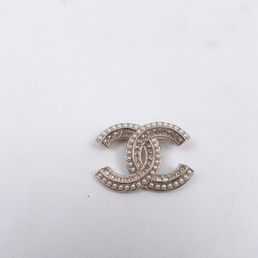 Pre-Owned Chanel White Pearl Brooch T10424927