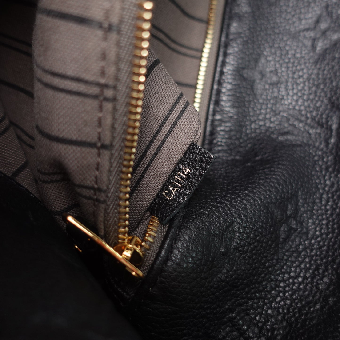 Pre-Owned Louis Vuitton Metis Black Calfskin Leather Shoulder Bag T10432921