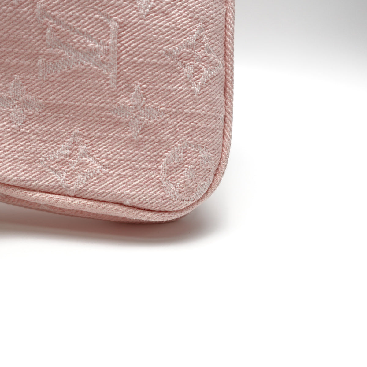 Pre-Owned Louis Vuitton Liv Pochette Pink Denim Shoulder Bag T10434129