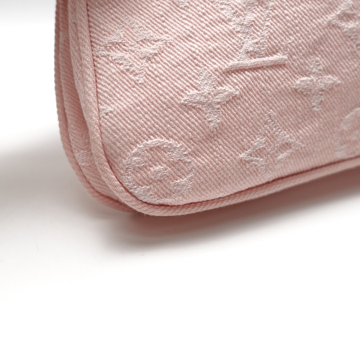 Pre-Owned Louis Vuitton Liv Pochette Pink Denim Shoulder Bag T10434129