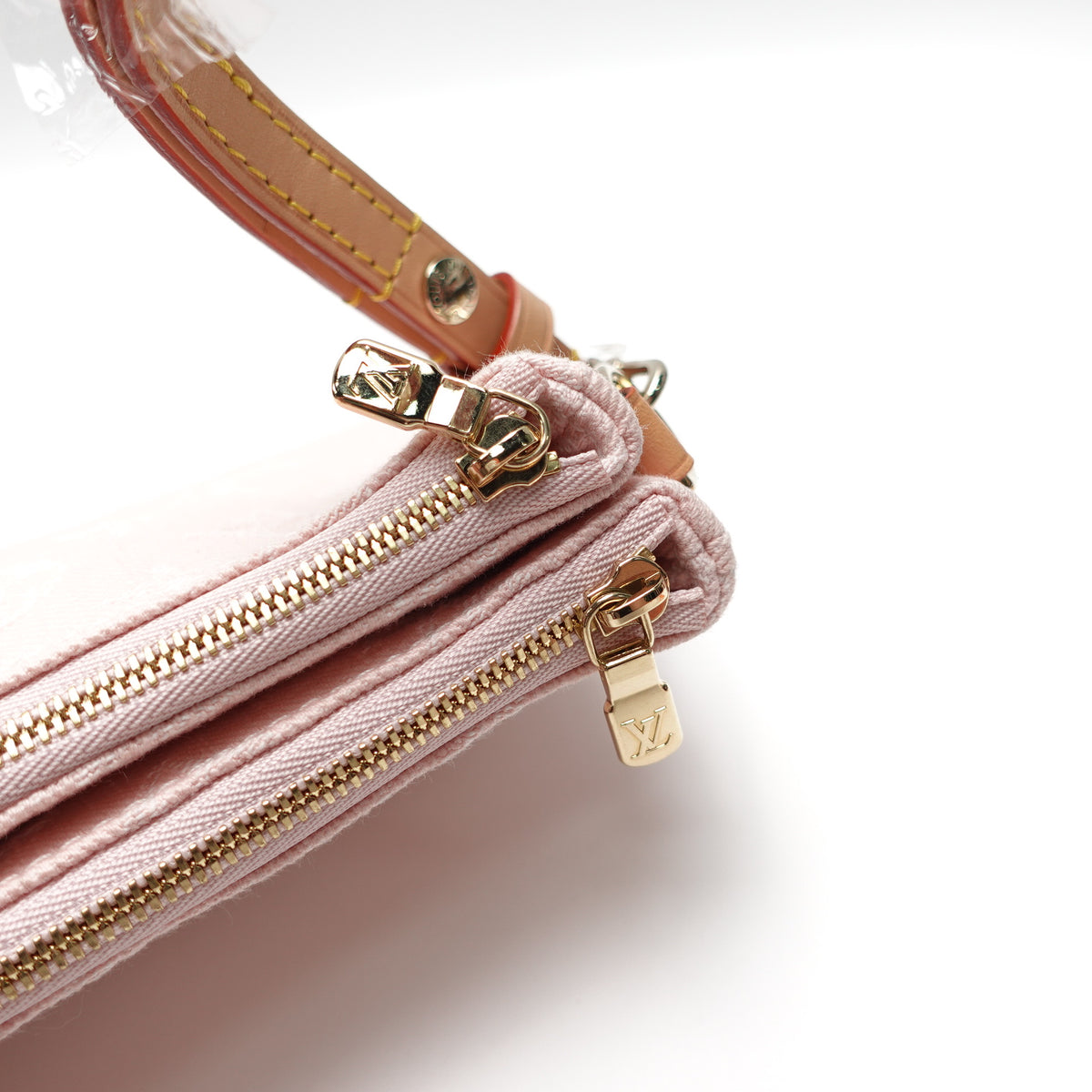 Pre-Owned Louis Vuitton Liv Pochette Pink Denim Shoulder Bag T10434129