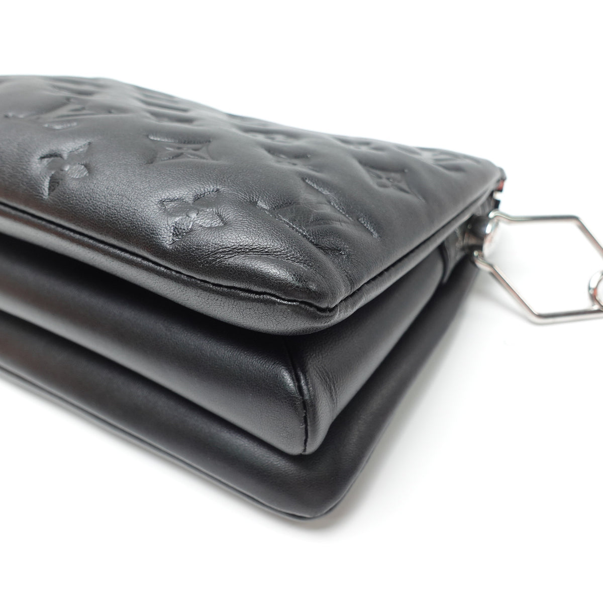 Pre-Owned Louis Vuitton Pochette Coussin Black Lambskin Leather Shoulder Bag T10435438