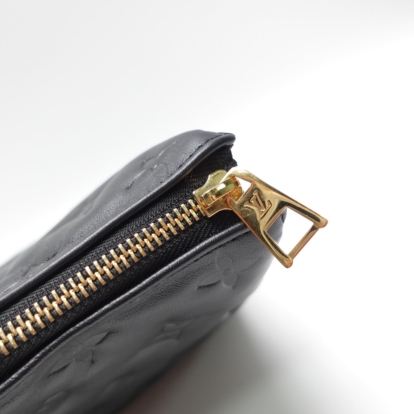 Pre-Owned Louis Vuitton Pochette Coussin Black Lambskin Leather Shoulder Bag T10442869