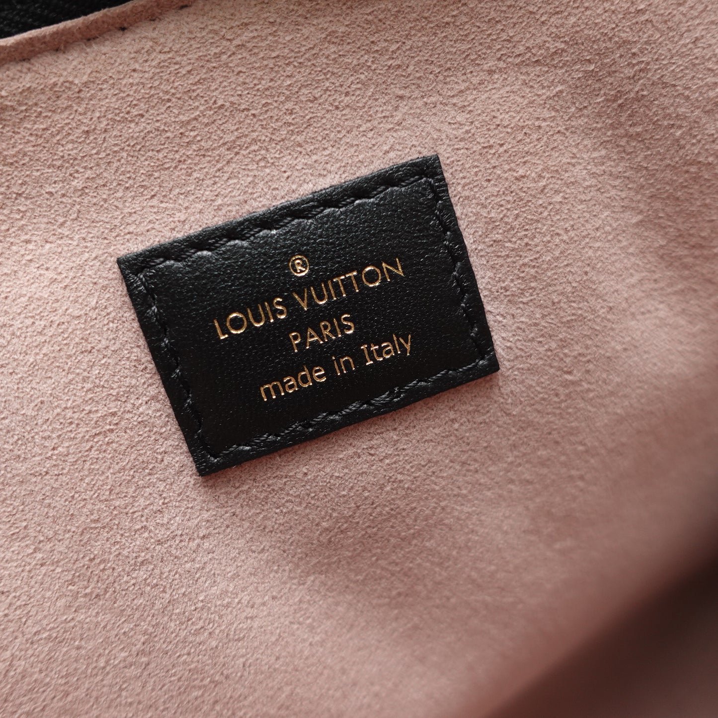 Pre-Owned Louis Vuitton Pochette Coussin Black Lambskin Leather Shoulder Bag T10442869