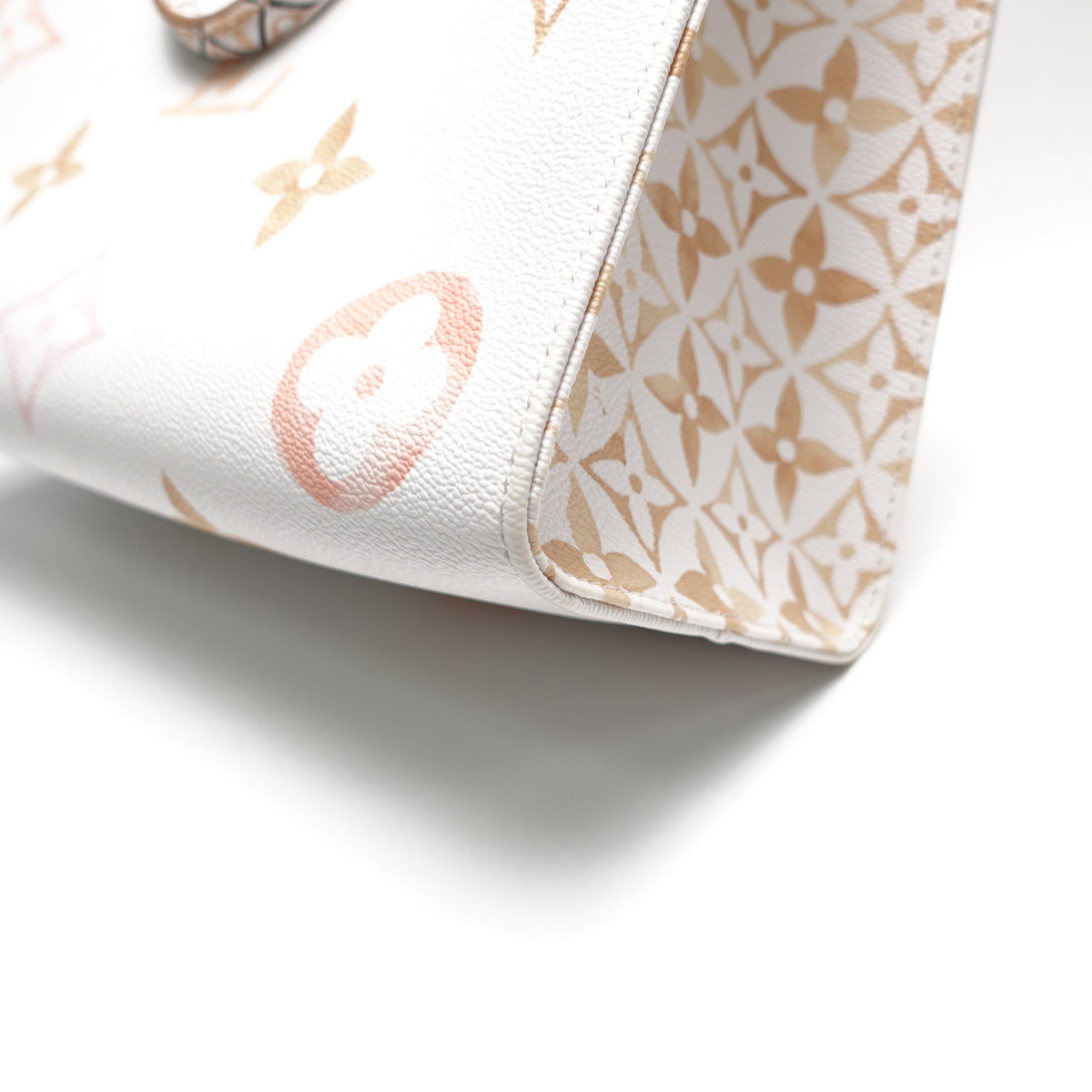 Pre-Owned Louis Vuitton Onthego MM By The Pool White Canvas Tote Bag T10451813