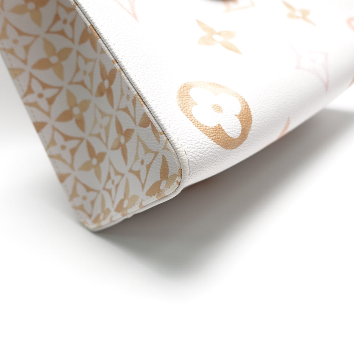 Pre-Owned Louis Vuitton Onthego MM By The Pool White Canvas Tote Bag T10451813