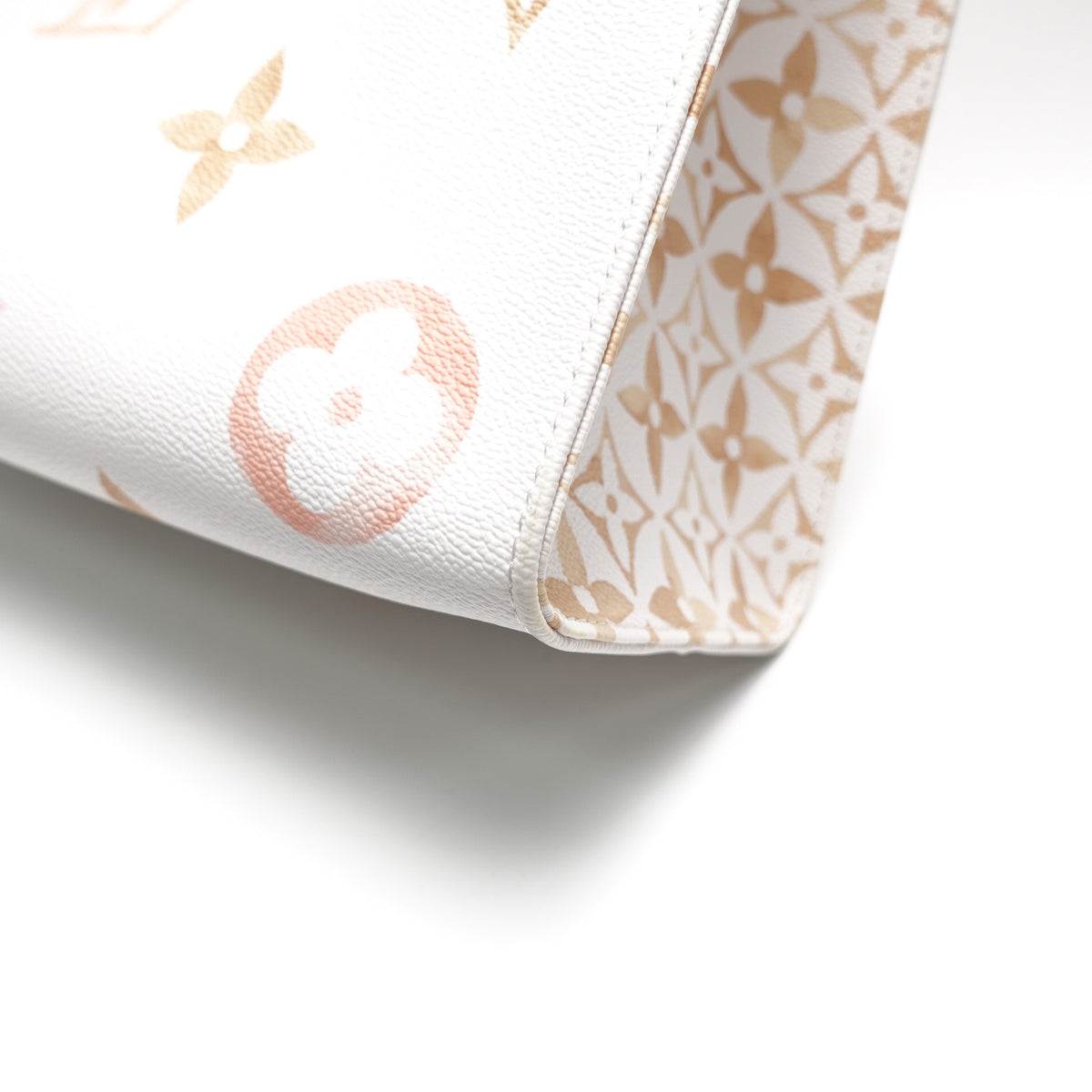 Pre-Owned Louis Vuitton Onthego MM By The Pool White Canvas Tote Bag T10451813