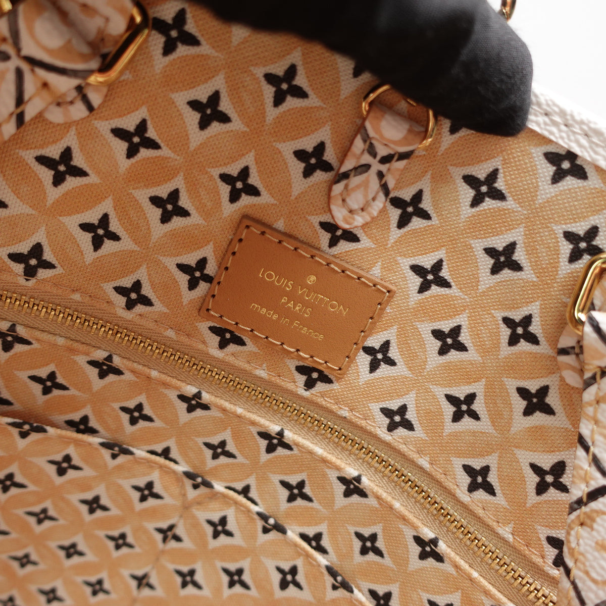 Pre-Owned Louis Vuitton Onthego MM By The Pool White Canvas Tote Bag T10451813