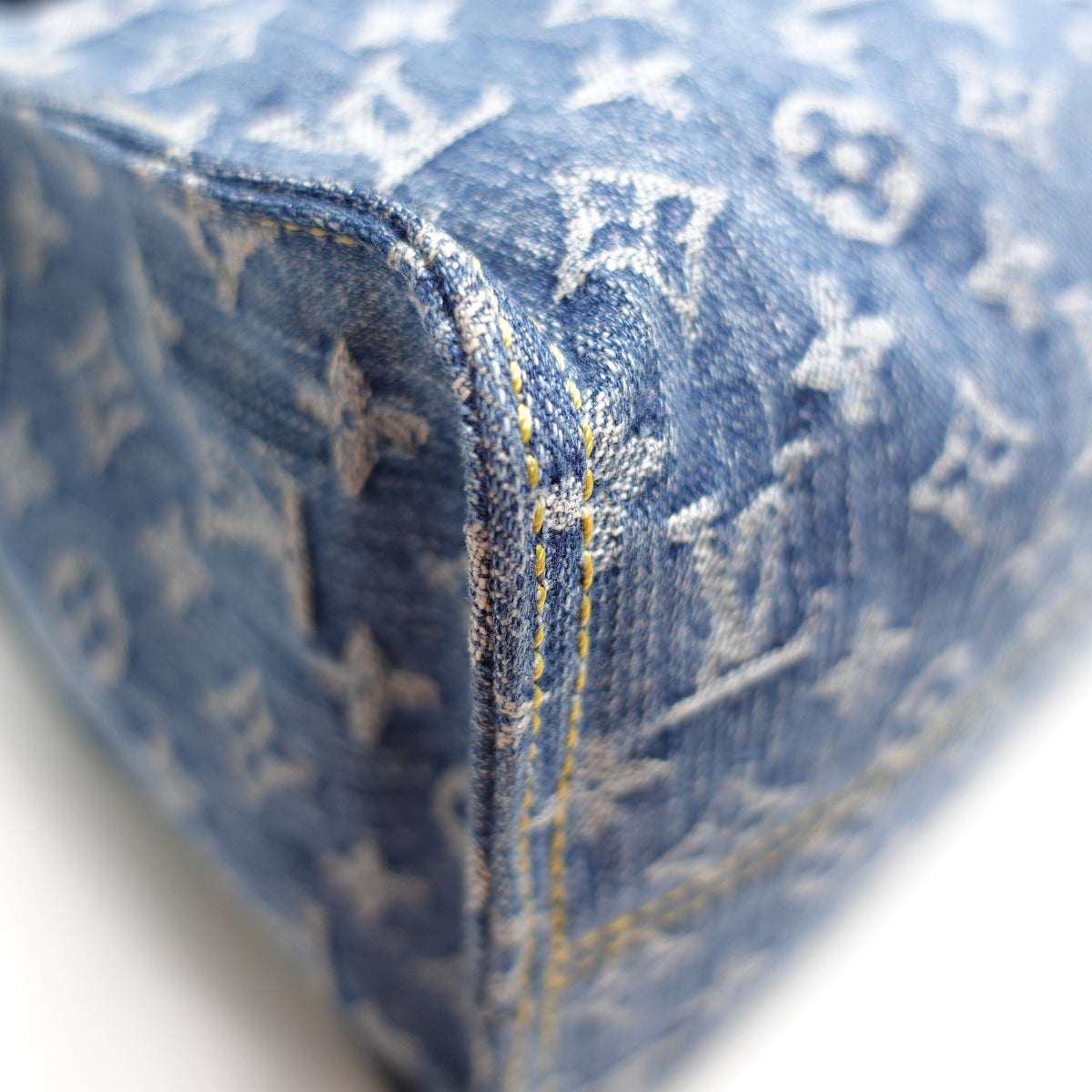 Pre-Owned Louis Vuitton Onthego MM Blue Denim Shoulder Bag T10465868