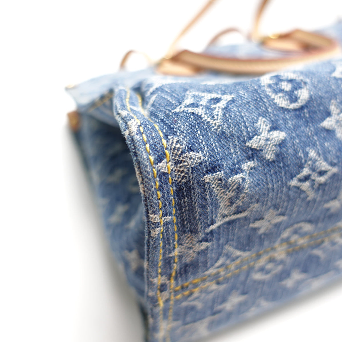 Pre-Owned Louis Vuitton Onthego MM Blue Denim Shoulder Bag T10465868