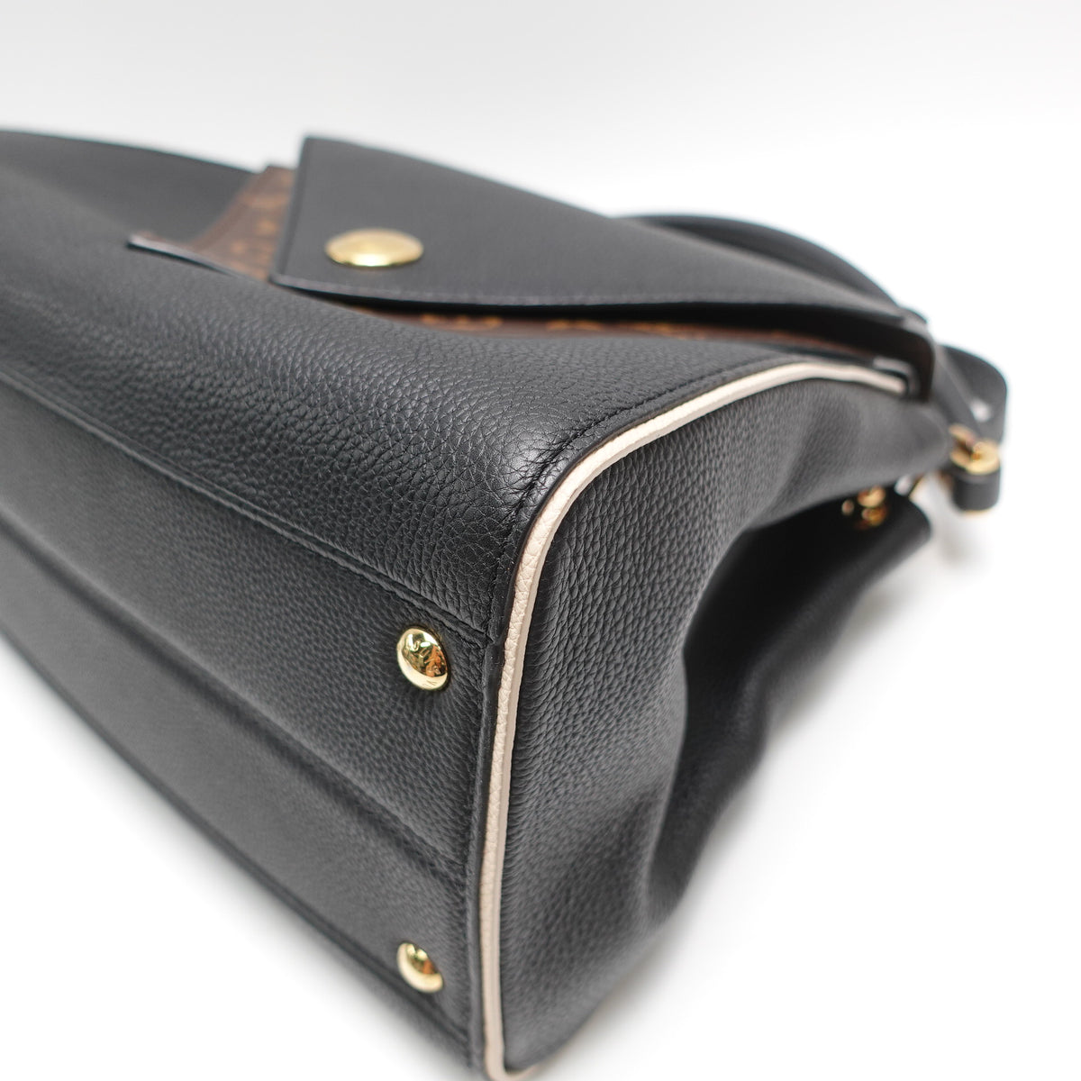 Pre-Owned Louis Vuitton Double V Black Calfskin Leather Shoulder Bag T10467009