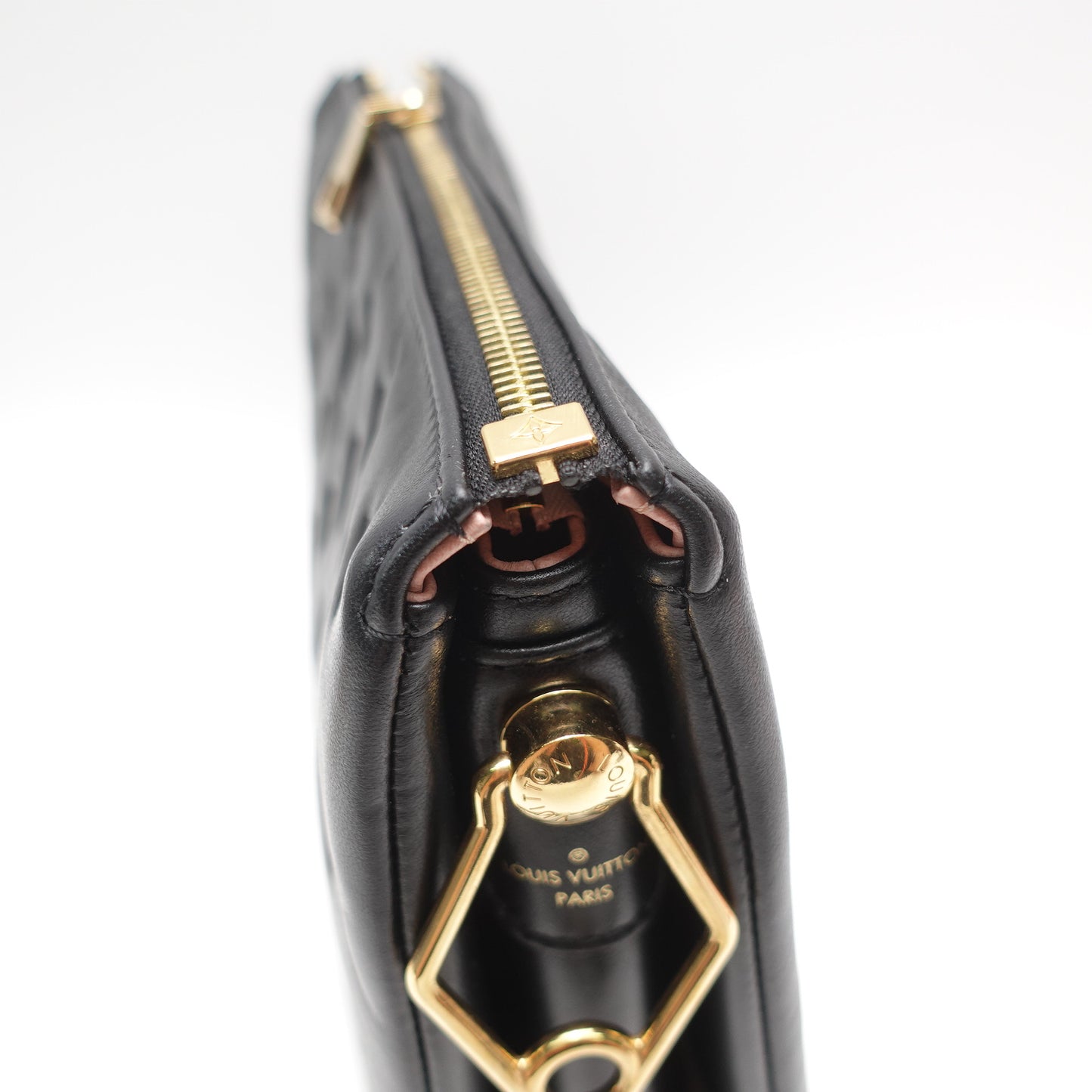 Pre-Owned Louis Vuitton Pochette Coussin Black Lambskin Leather Shoulder Bag T10468399