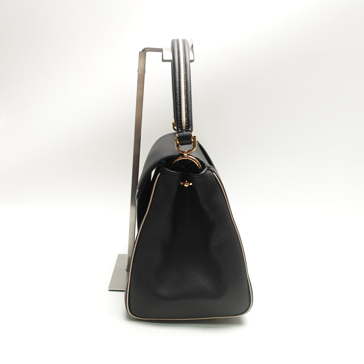 Pre-Owned Louis Vuitton Double V Black Calfskin Leather Shoulder Bag T10467991