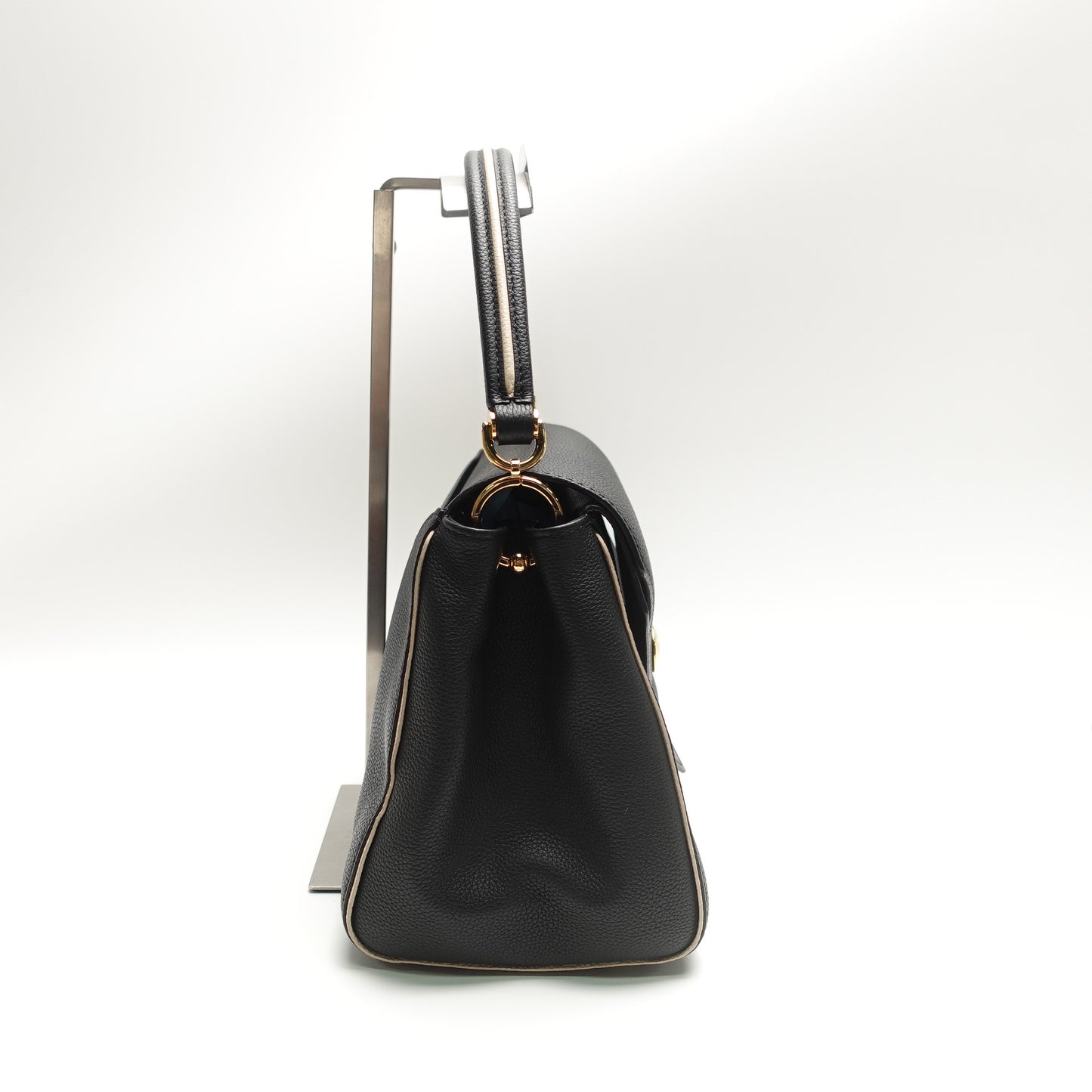 Pre-Owned Louis Vuitton Double V Black Calfskin Leather Shoulder Bag T10467991