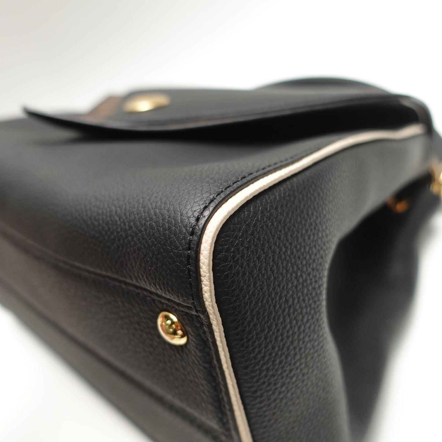Pre-Owned Louis Vuitton Double V Black Calfskin Leather Shoulder Bag T10467991