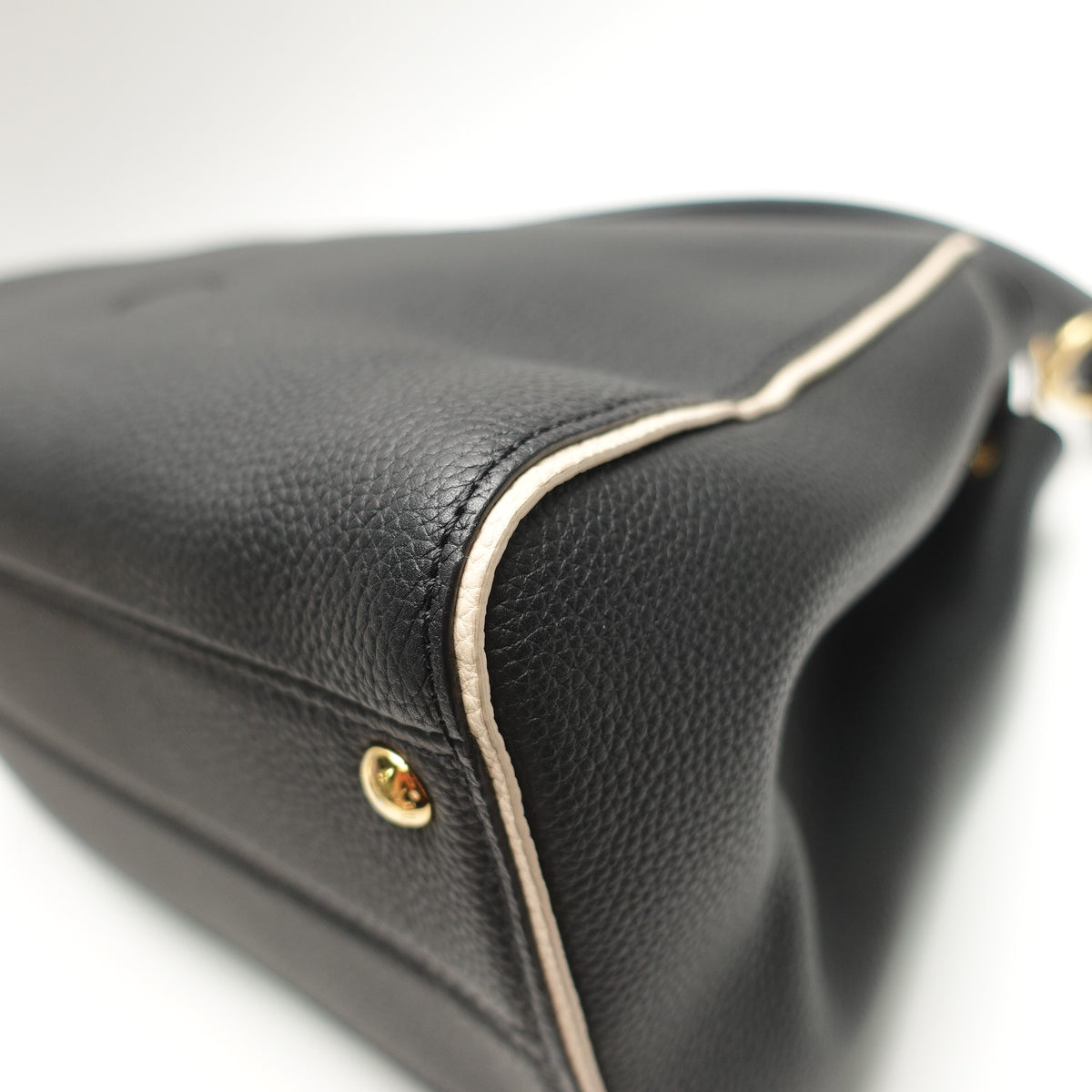 Pre-Owned Louis Vuitton Double V Black Calfskin Leather Shoulder Bag T10467991