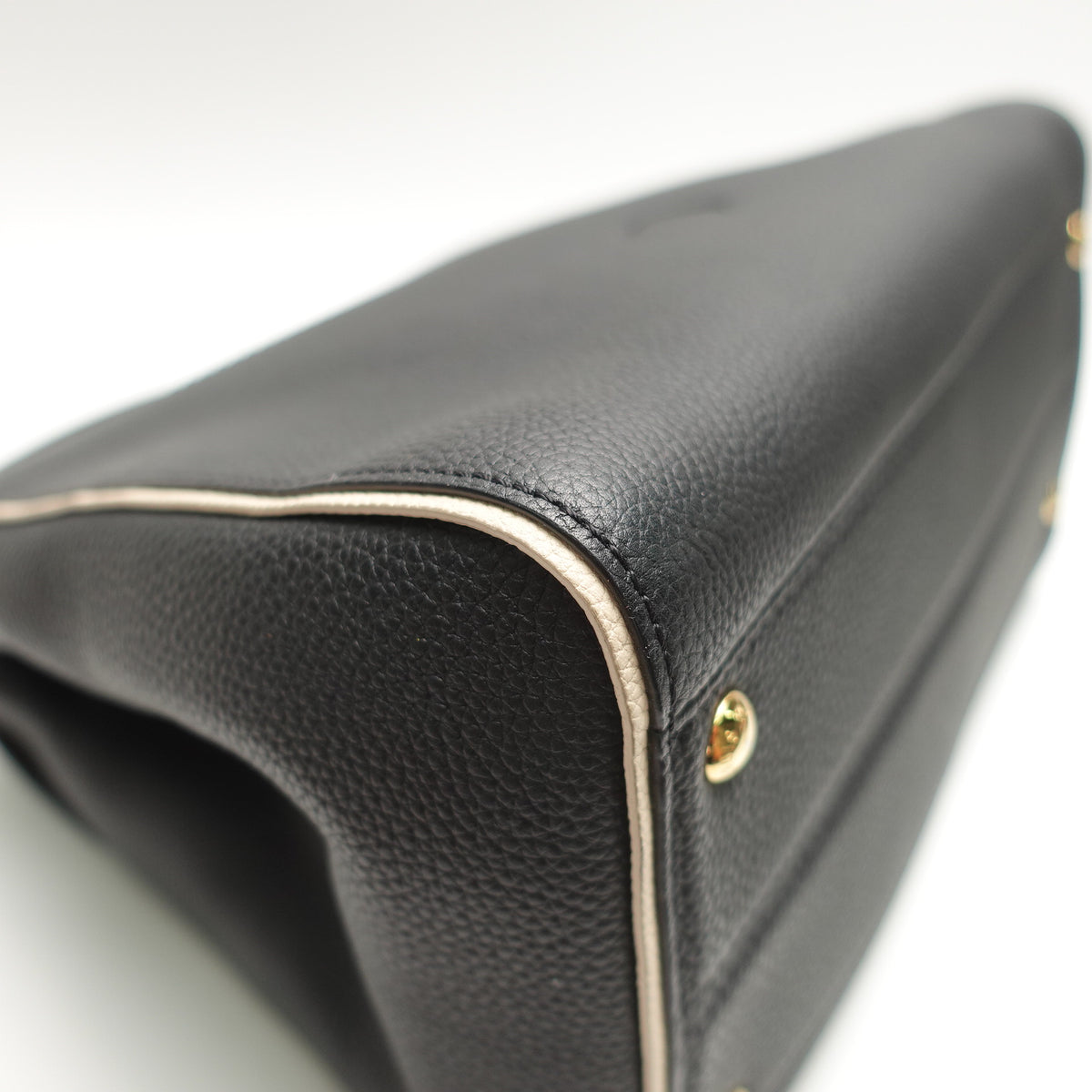 Pre-Owned Louis Vuitton Double V Black Calfskin Leather Shoulder Bag T10467991