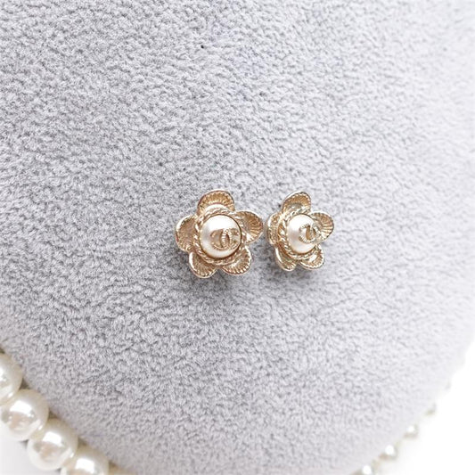【Deal】Pre-owned Chanel Golden Alloy Peal Stud Earrings-TS