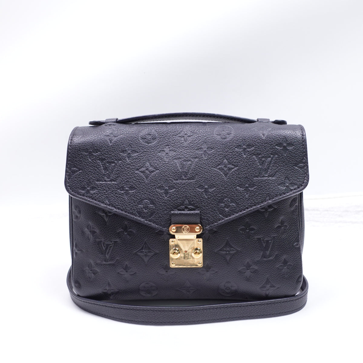 Pre-Owned Louis Vuitton Pochette Metis Black Calfskin Leather Shoulder Bag T10363546
