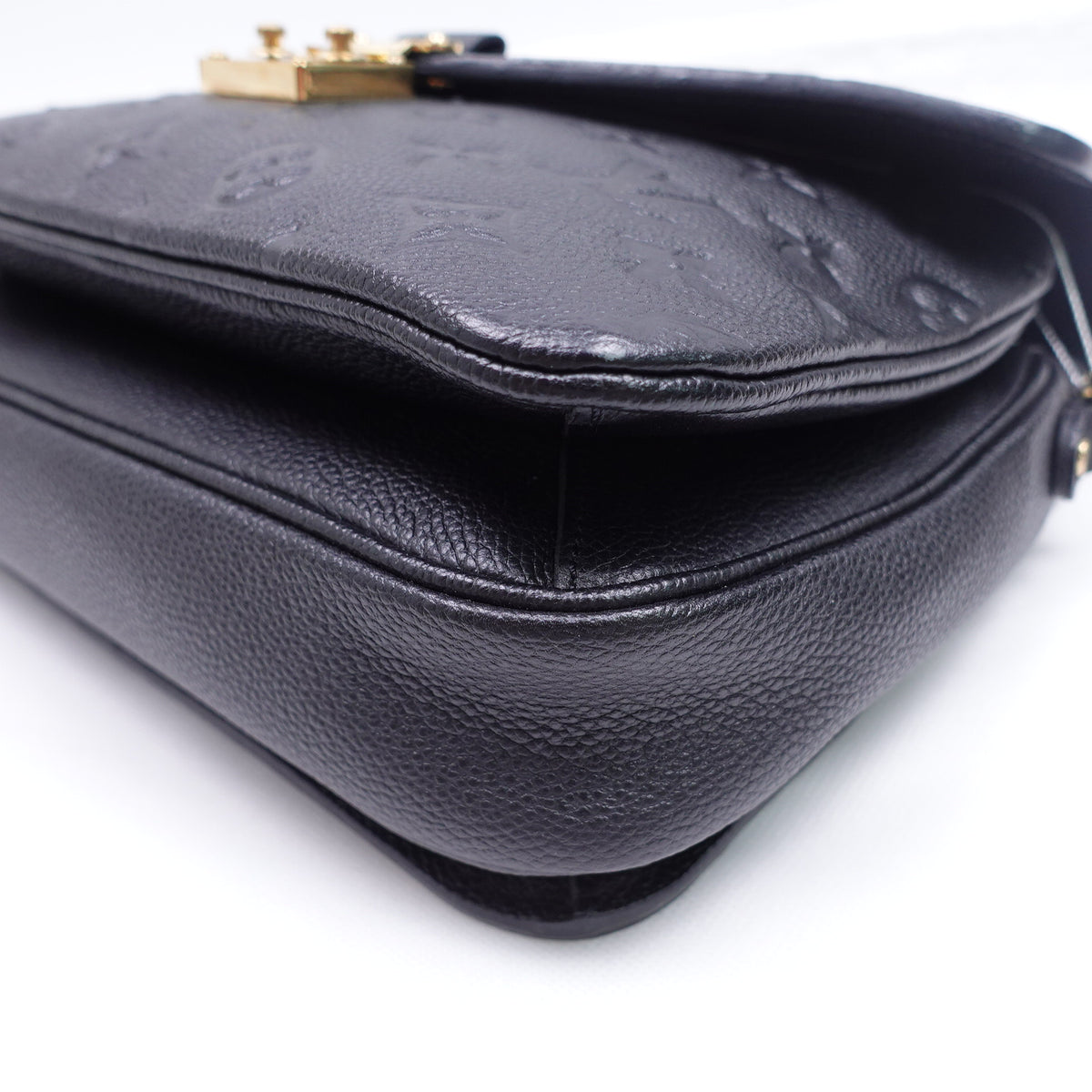 Pre-Owned Louis Vuitton Pochette Metis Black Calfskin Leather Shoulder Bag T10363546