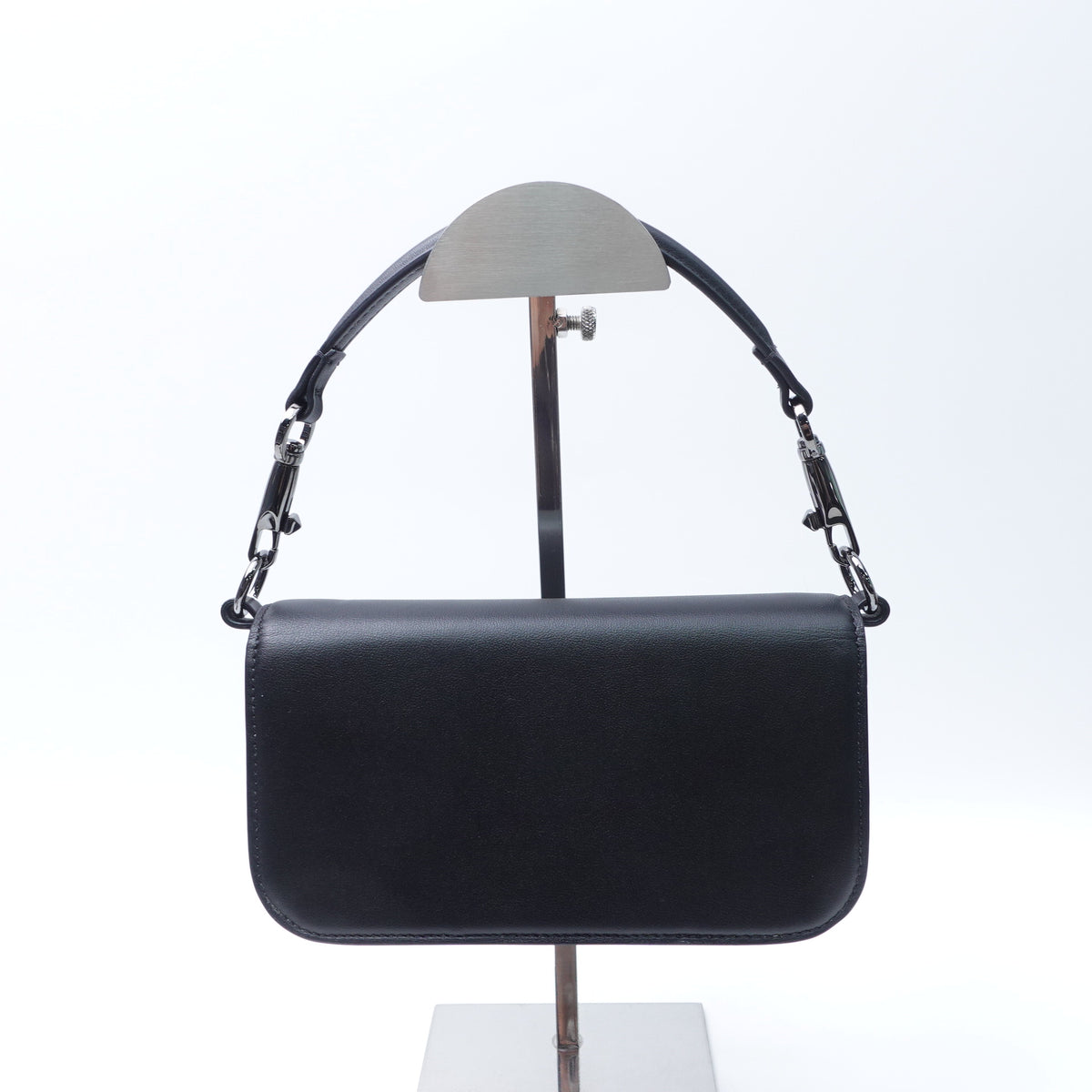 【DEAL】Pre-Owned Valentino Garavani Loco Small Black Calfskin Shoulder Bag T10377003