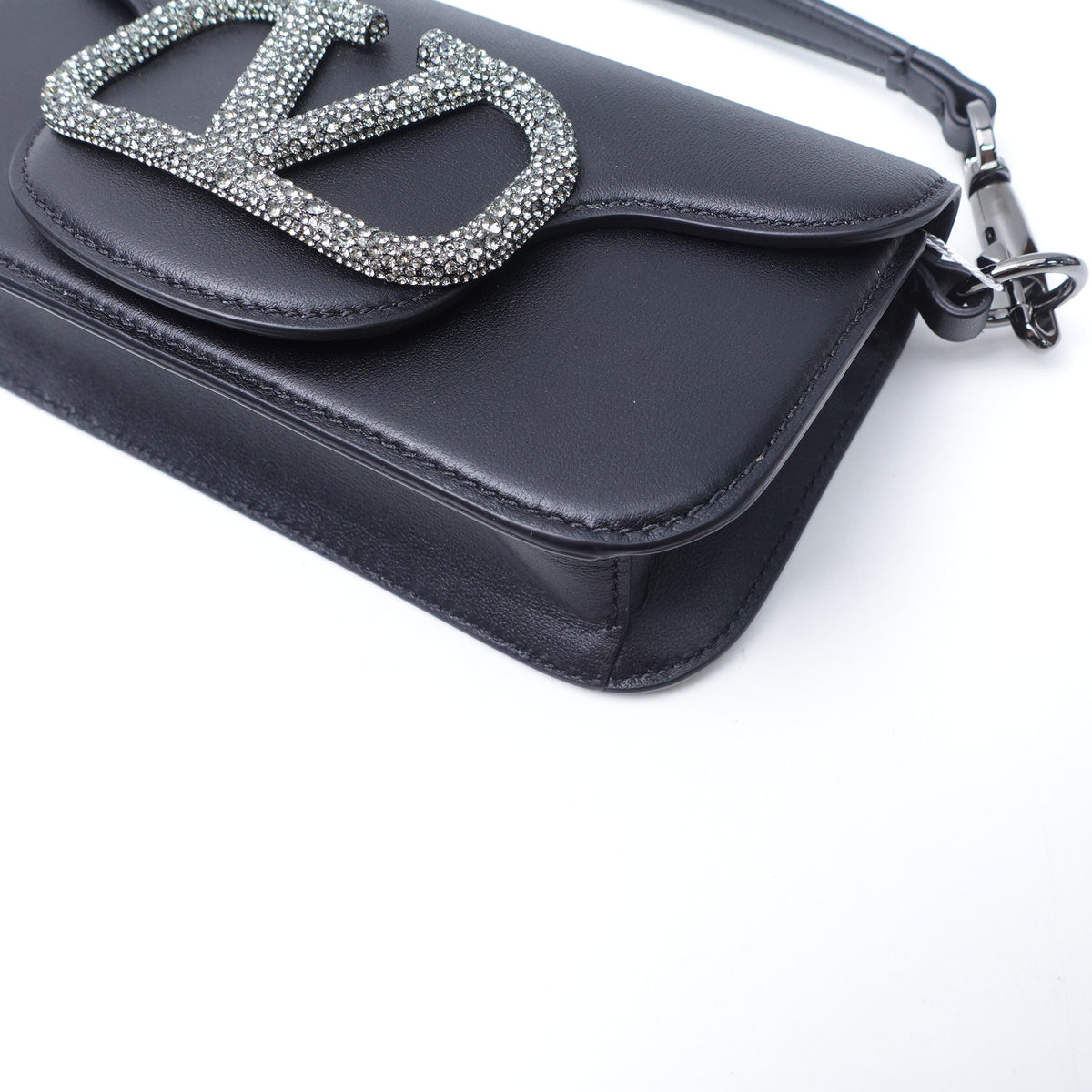 【DEAL】Pre-Owned Valentino Garavani Loco Small Black Calfskin Shoulder Bag T10377003