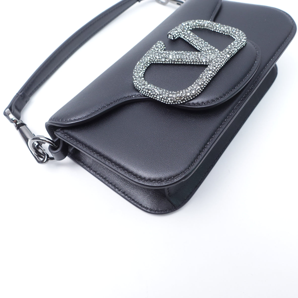 【DEAL】Pre-Owned Valentino Garavani Loco Small Black Calfskin Shoulder Bag T10377003