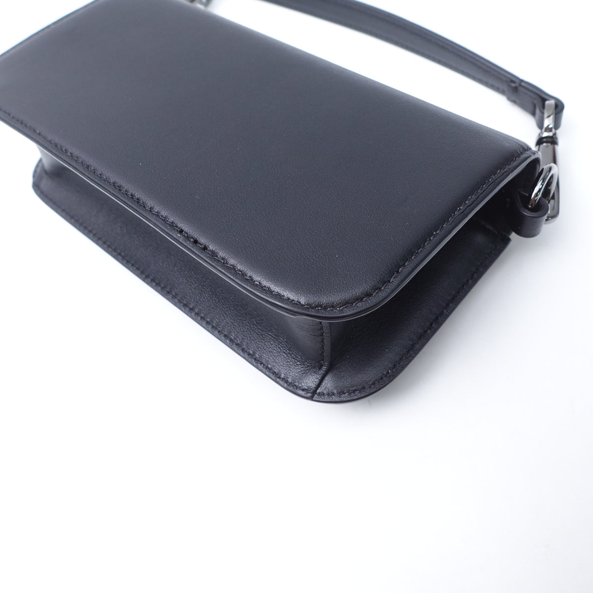 【DEAL】Pre-Owned Valentino Garavani Loco Small Black Calfskin Shoulder Bag T10377003