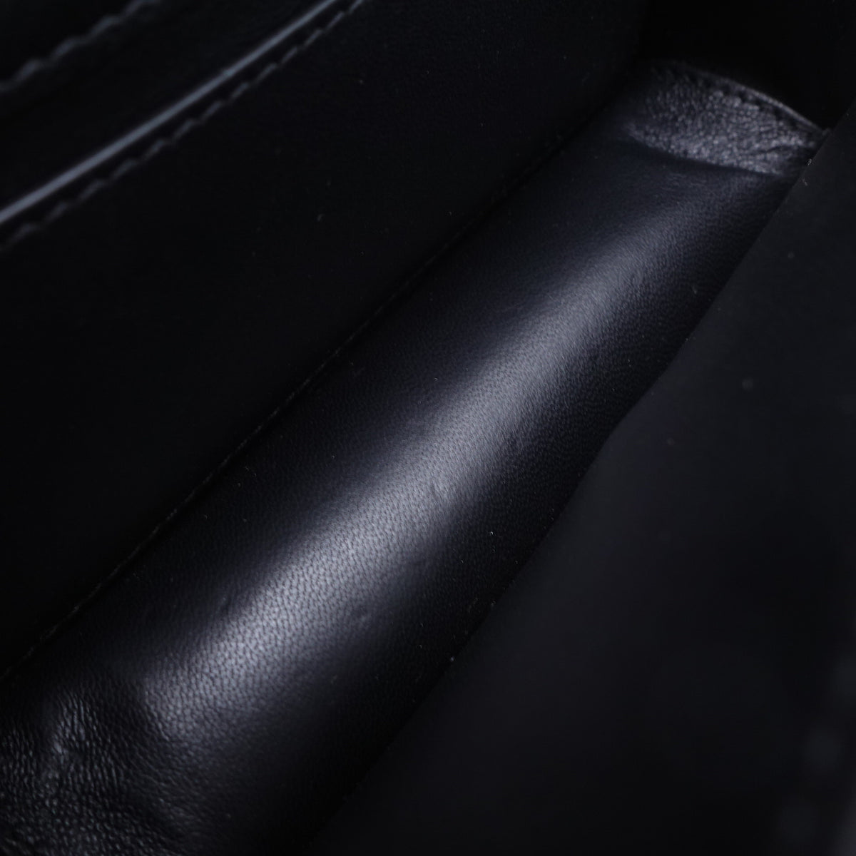 【DEAL】Pre-Owned Valentino Garavani Loco Small Black Calfskin Shoulder Bag T10377003