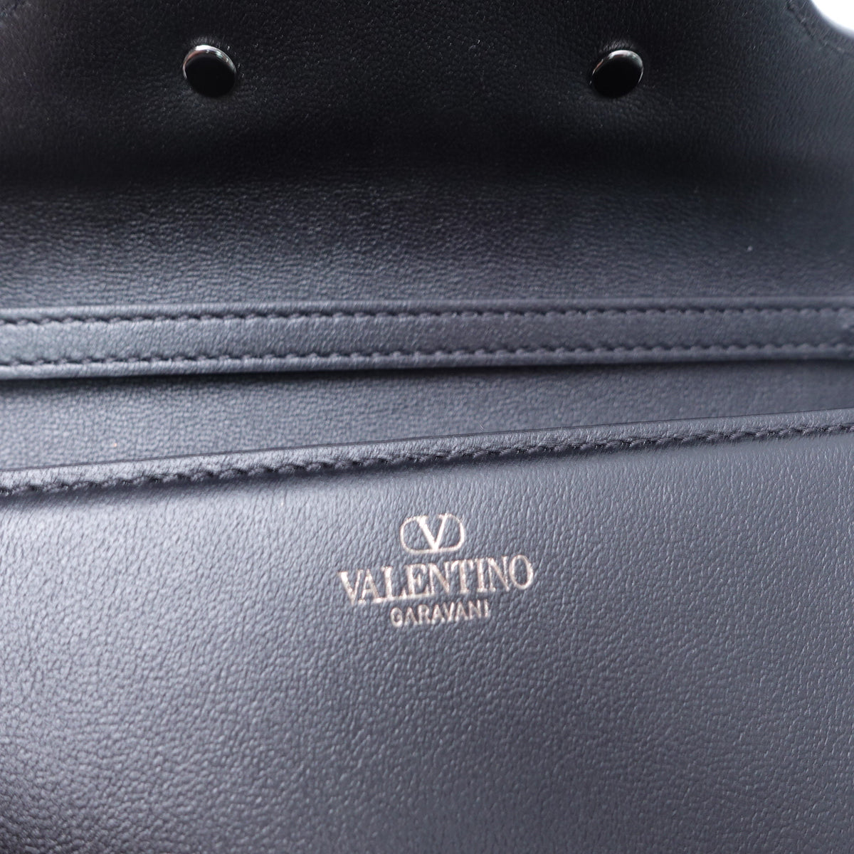 【DEAL】Pre-Owned Valentino Garavani Loco Small Black Calfskin Shoulder Bag T10377003