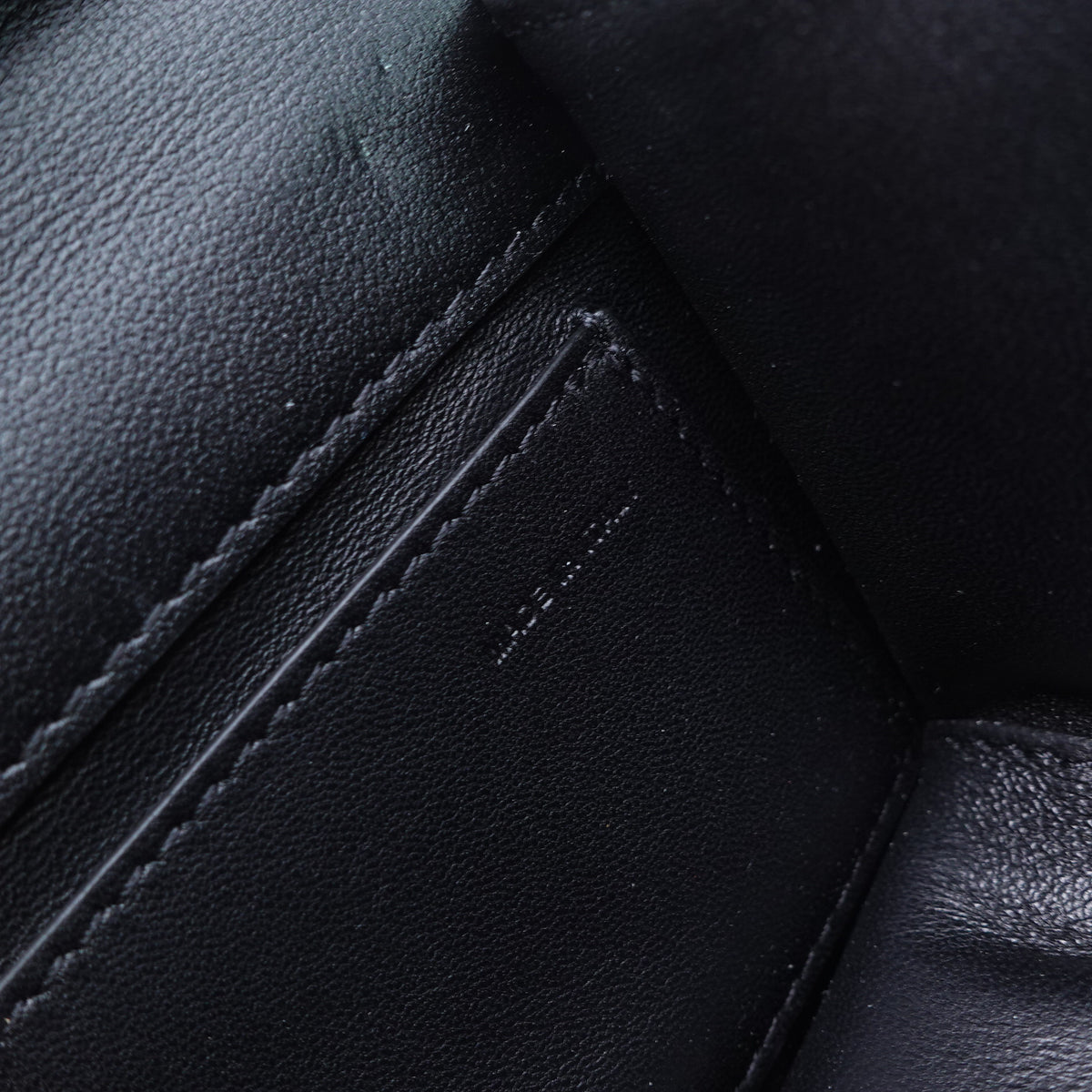 【DEAL】Pre-Owned Valentino Garavani Loco Small Black Calfskin Shoulder Bag T10377003