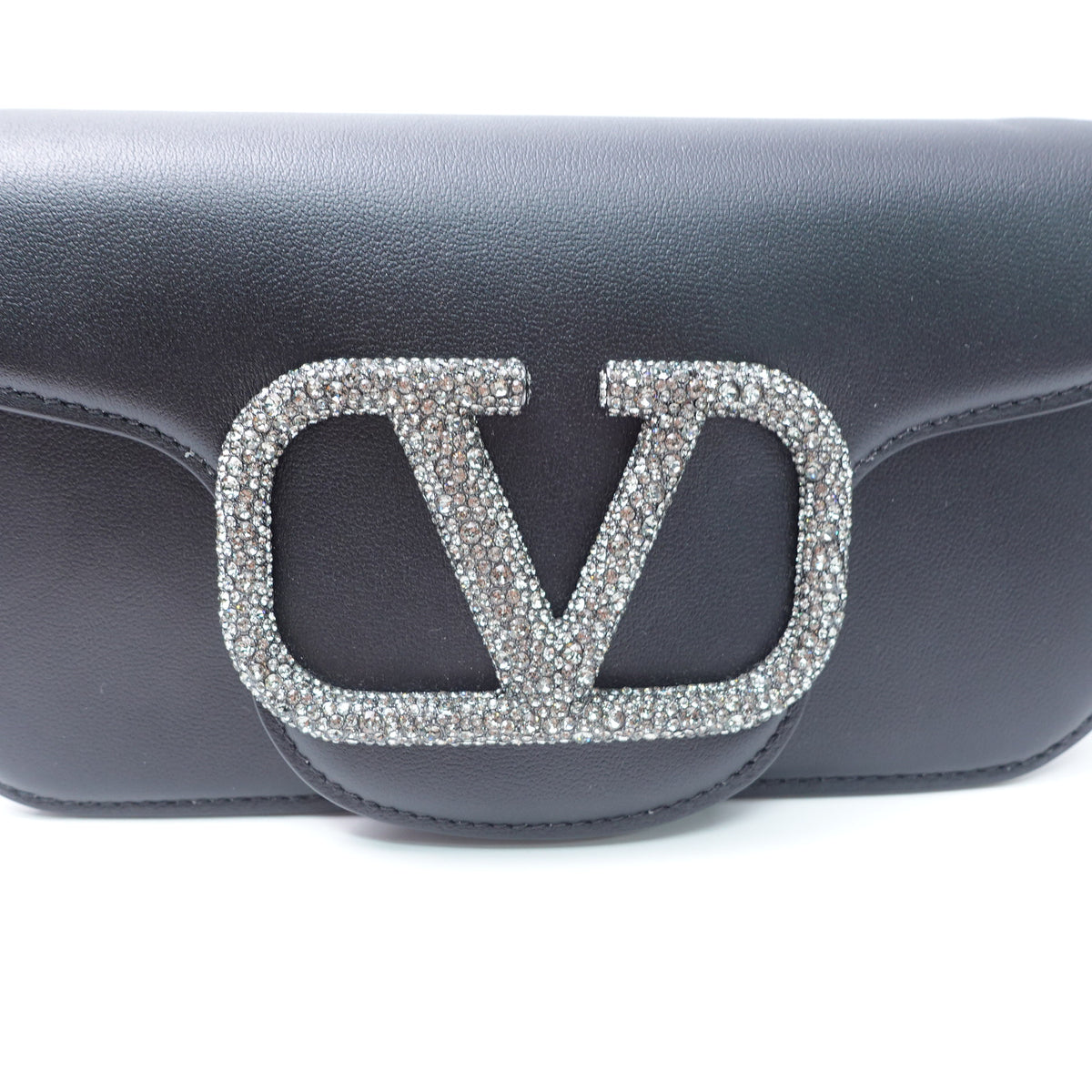 【DEAL】Pre-Owned Valentino Garavani Loco Small Black Calfskin Shoulder Bag T10377003