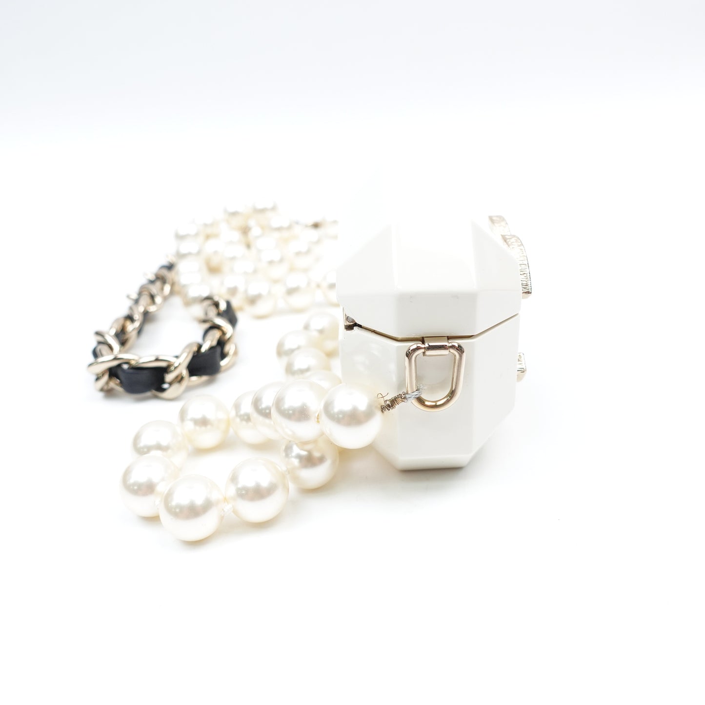 Pre-Owned Chanel White Acrylic Airpods Case T10356667