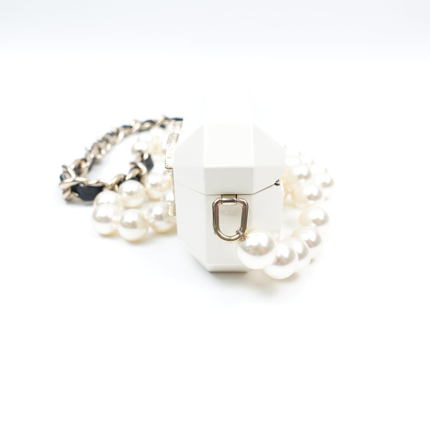 Pre-Owned Chanel White Acrylic Airpods Case T10356667