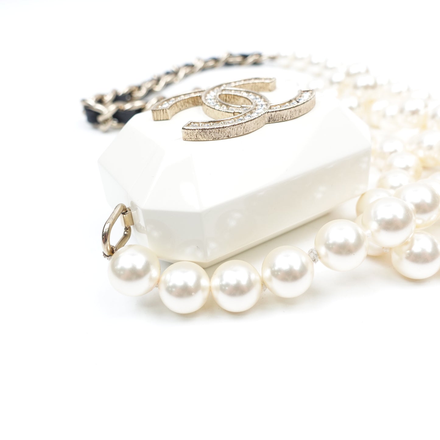 Pre-Owned Chanel White Acrylic Airpods Case T10356667