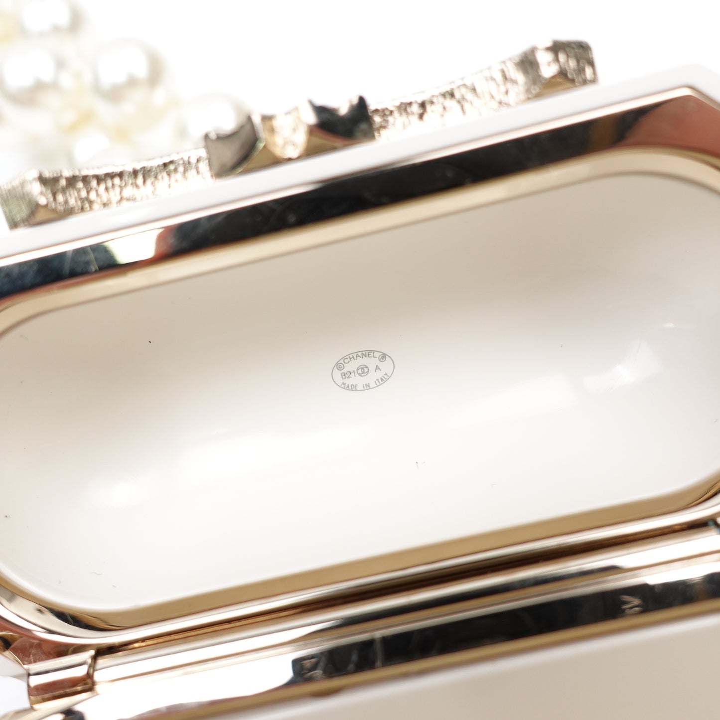 Pre-Owned Chanel White Acrylic Airpods Case T10356667
