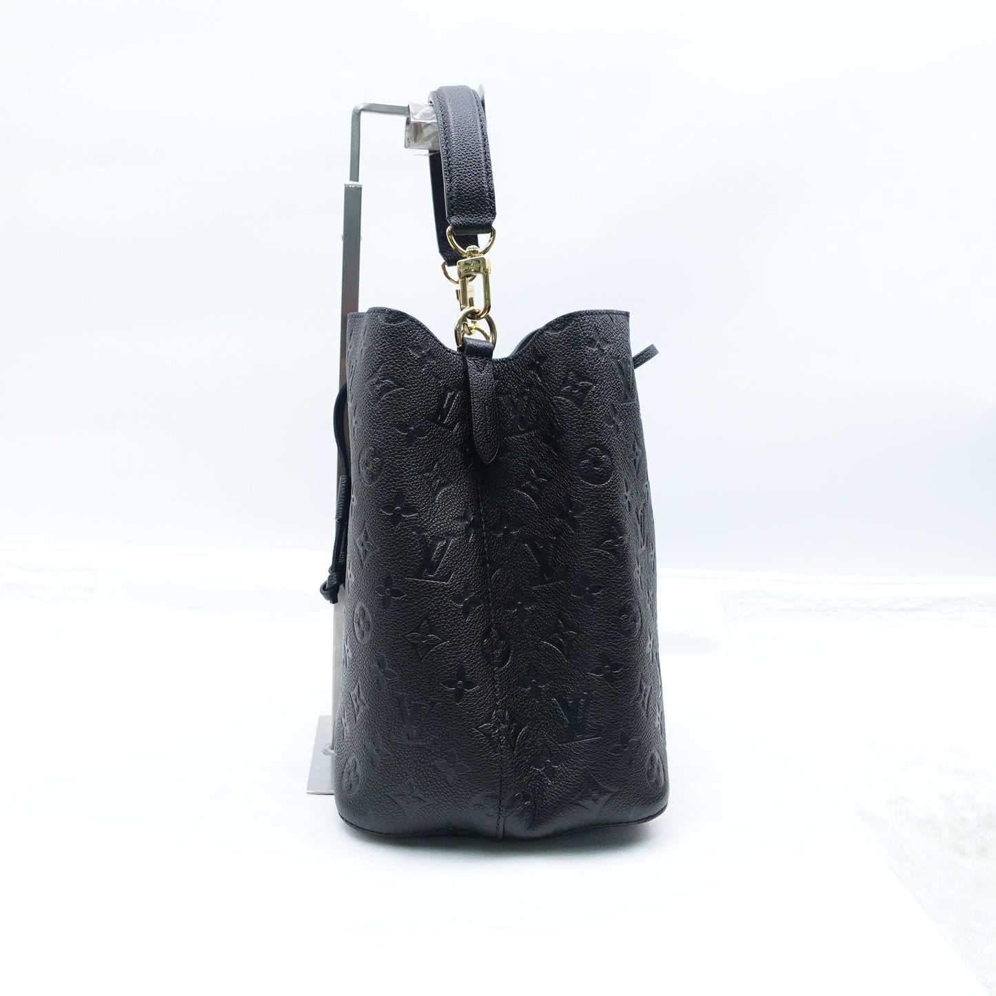 Pre-Owned Louis Vuitton NeoNoe MM Black Calfskin Leather Shoulder Bag T10372710