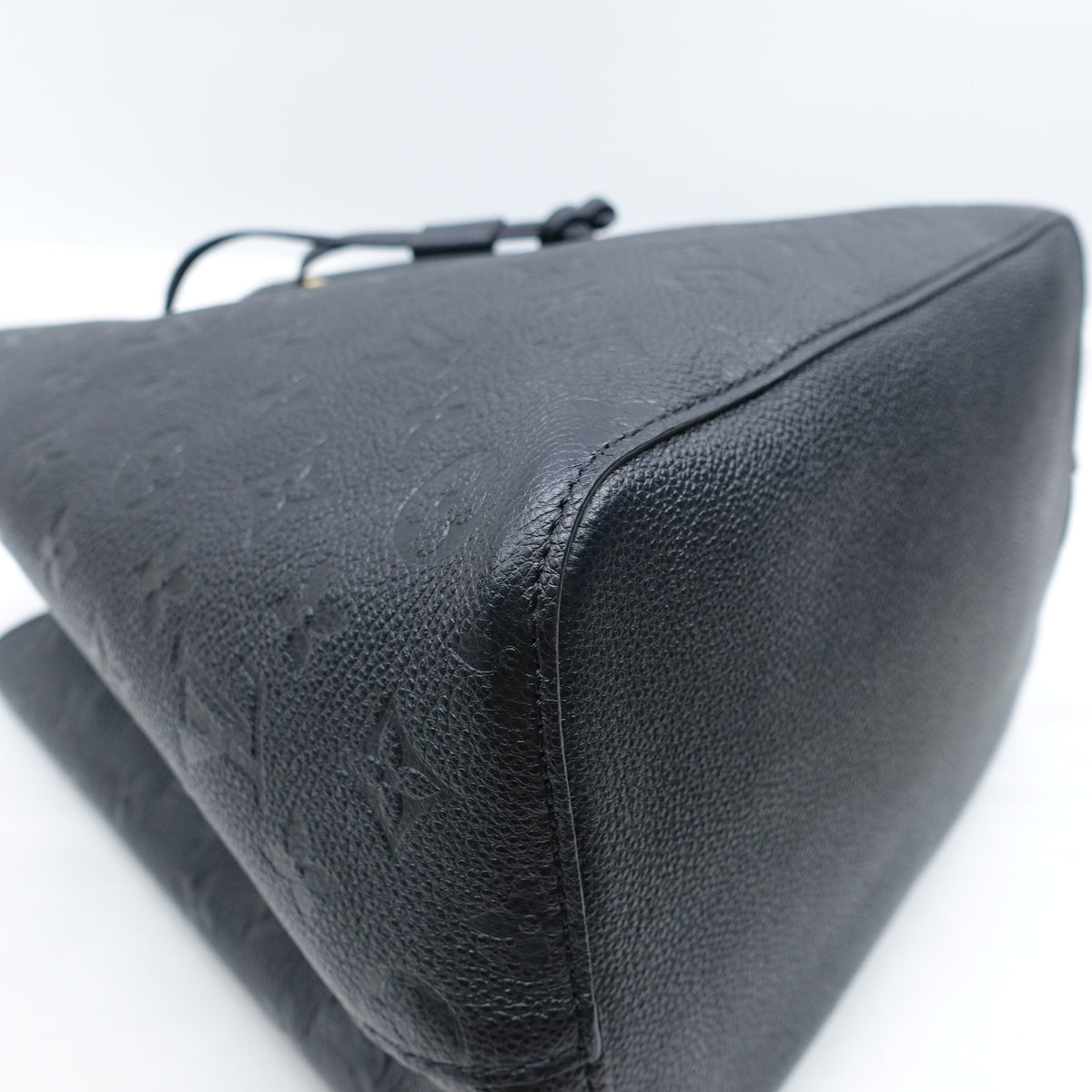 Pre-Owned Louis Vuitton NeoNoe MM Black Calfskin Leather Shoulder Bag T10372710