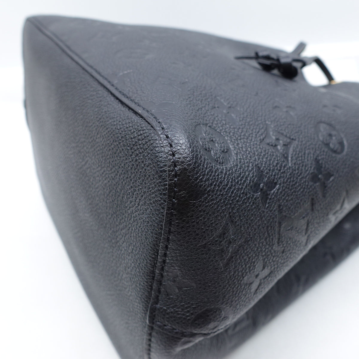 Pre-Owned Louis Vuitton NeoNoe MM Black Calfskin Leather Shoulder Bag T10372710