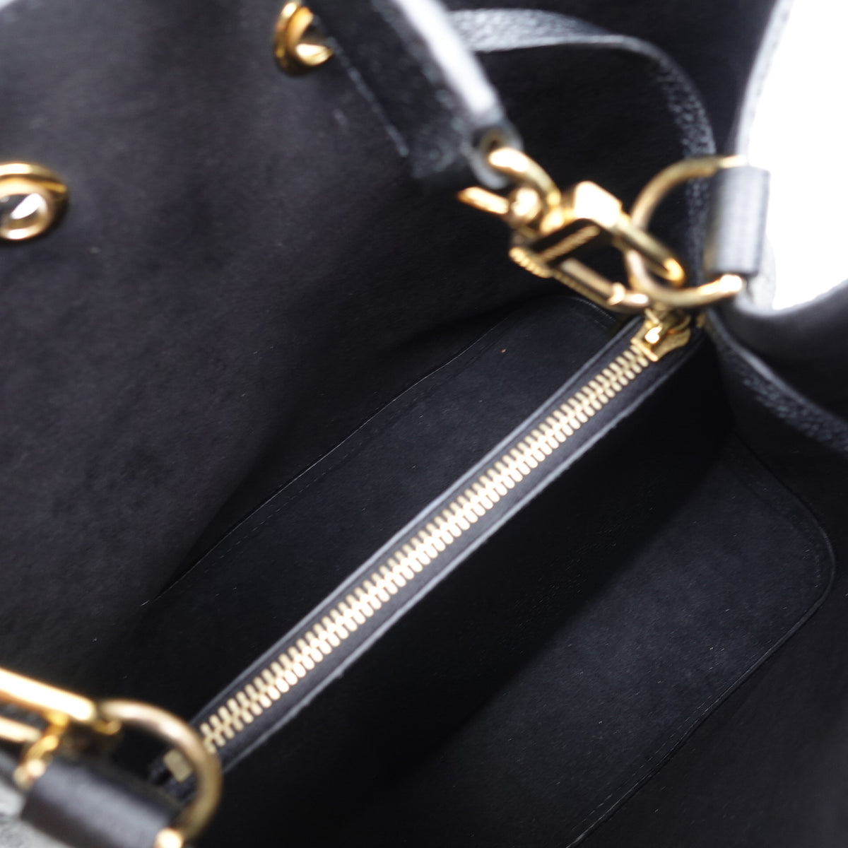 Pre-Owned Louis Vuitton NeoNoe MM Black Calfskin Leather Shoulder Bag T10372710