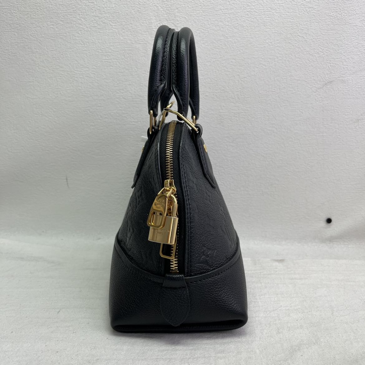 Pre-Owned Louis Vuitton Neo Alma Black Calfskin Leather Shoulder Bag T10350386