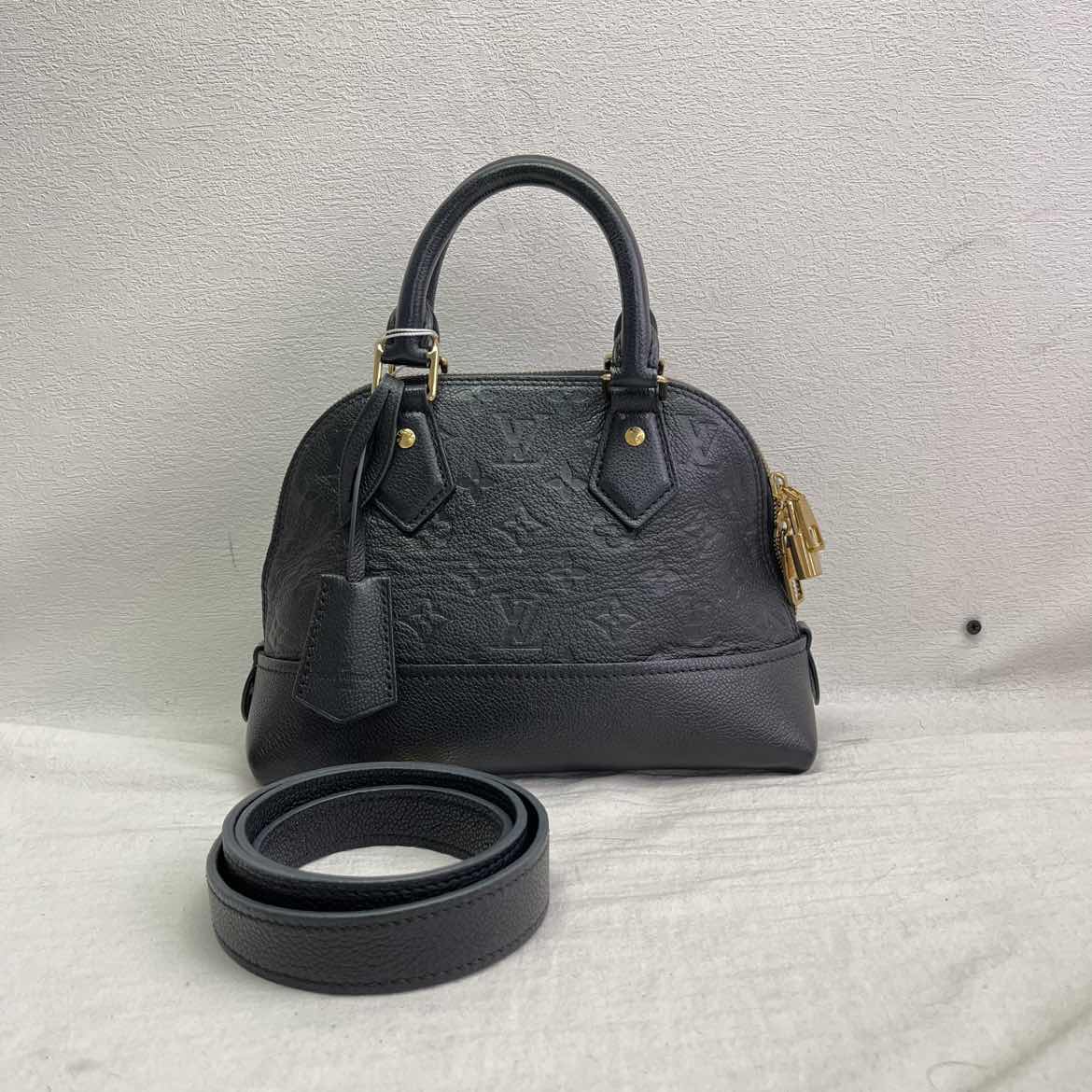 Pre-Owned Louis Vuitton Neo Alma Black Calfskin Leather Shoulder Bag T10350386